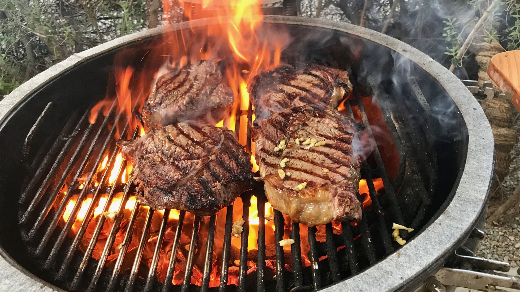 Kamado grill with meat