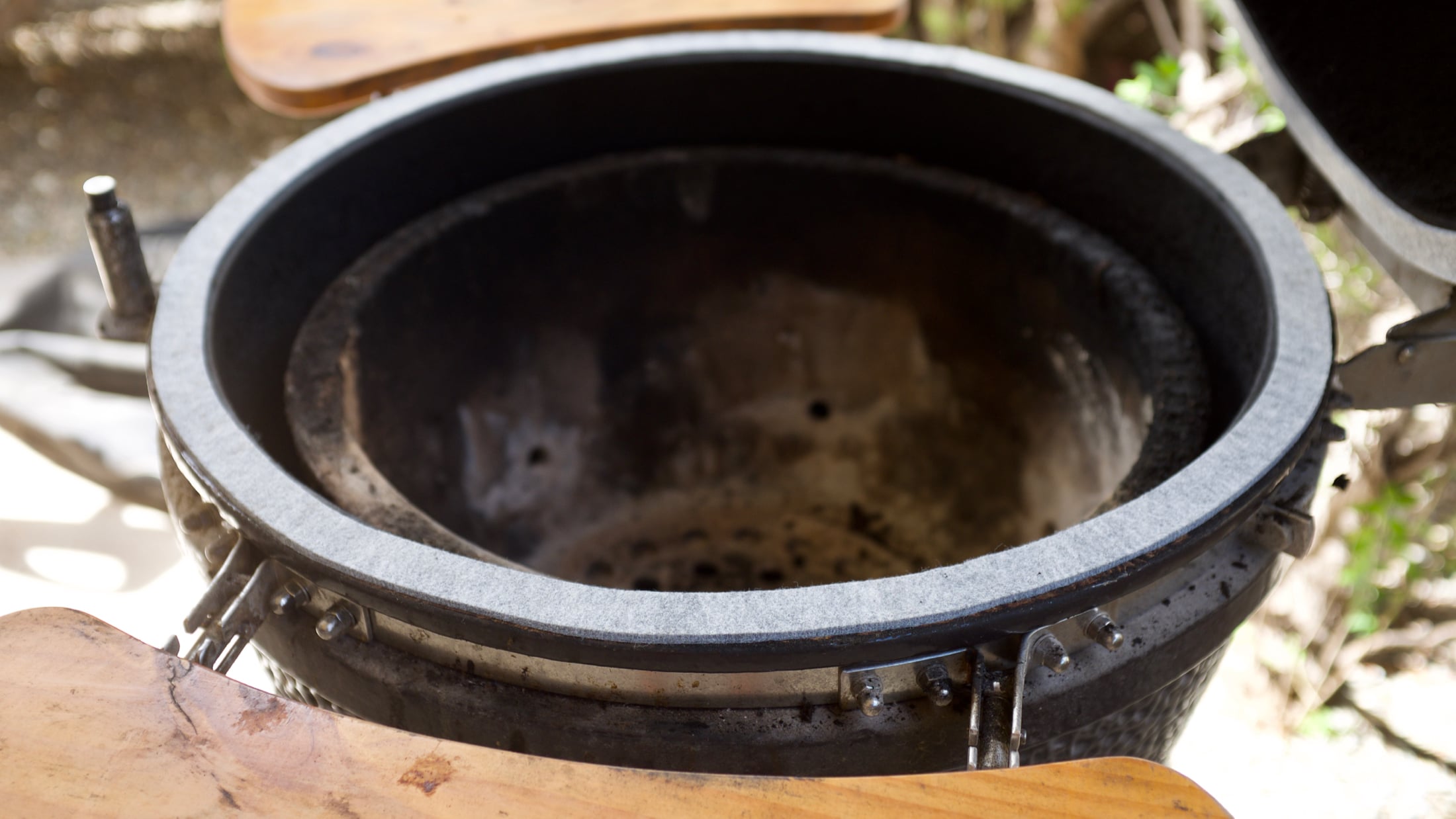 Kamado grill with fresh gaskets